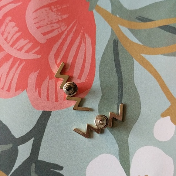 LAST ONE Nwot gold zigzag dainty stud earring - Picture 3 of 4